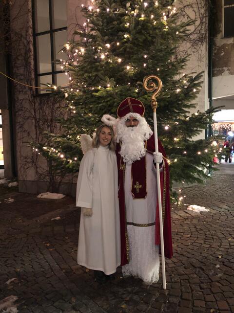 In Purkersdorf kommen auch das Christkind und der Nikolaus zum Adventmarkt. | Foto: Sabine Gartner