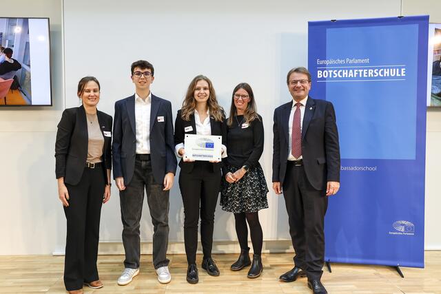 Hannes Heide (re.) überreichte die Auszeichnung. | Foto: APA