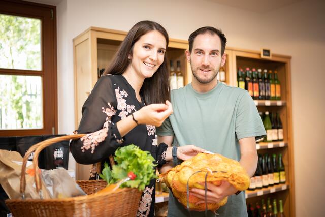 Frische Lebensmittel so weit das Auge reicht: Christiane Rank mit Lebensgefährte Kevin Bell in ihrem Regionalladen in St. Pölten. | Foto: Das Dirndl/Paul Gruber