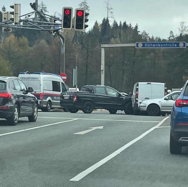 Auf der Kreuzung gab es eine frontale Kollision. | Foto: klagenfurt_elite/Screenshot