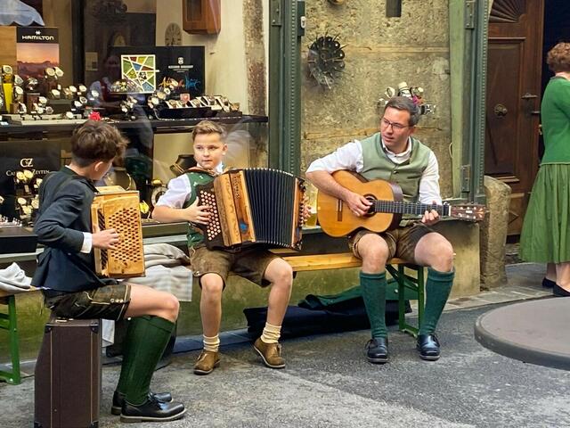Andreas Amreich mit "Felix &amp; Lenny" in der Innsbrucker Altstadt | Foto: Musikschule Voitsberg