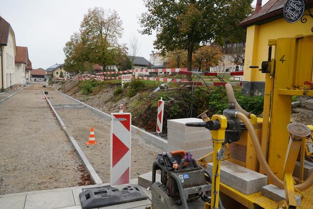Derzeit gibt es in Michaelbeuern eine große Baustelle. Der Dorfplatz wird neu gestaltet. | Foto: Emanuel Hasenauer