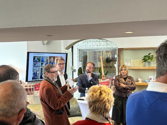 2.v.r.n.l.: Johannes Gfrerer, Geschäftsführer der Salzburger Verkehrsverbund GmbH, Stefan Schnöll, LH-Stv. und Anna Schiester, Stadträtin bei der Eröffnung des temporären Pop-Up-Infobüros am Rudolfskai Anfang Oktober. | Foto: Schrofner