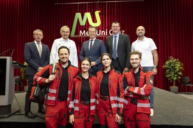 Med Uni Graz Vizerektor Alexander Rosenkranz, KAGes Vorstandsvorsitzender Gerhard Stark, Gesundheitslandesrat Karlheinz Kornhäusl, KAGes Vorstand Ulf Drabek, Med Uni Graz Vizerektor Erwin Petek (2. R.v.l.) mit Mitgliedern des KAGes und Med Uni Graz Wettkampfteams | Foto: Lunghammer