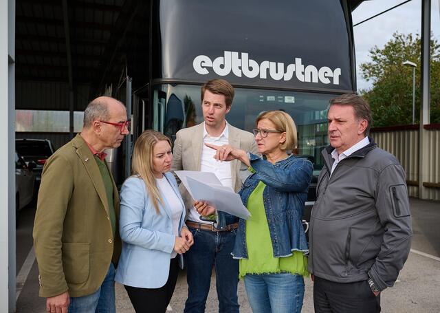 Lokalaugenschein bei der Erwin Edtbrustner GmbH in Loosdorf (v.l.): WKNÖ-Bezirksstellenleiter Andreas Nunzer (Melk), Abgeordnete zum NÖ Landtag Silke Dammerer, Geschäftsführer Simon Edtbrustner, Landeshauptfrau Johanna Mikl-Leitner und WKNÖ-Präsident Wolfgang Ecker. | Foto: NLK Pfeiffer