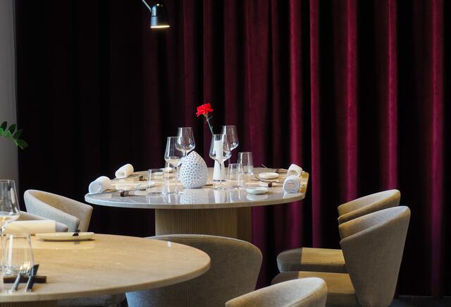 Viel Platz bei den Tischen, das Restaurant nimmt sich für die Gäste Zeit. | Foto: Alessandra D'Intino