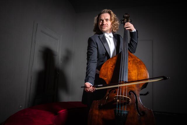 Das Kellertheater Innsbruck lädt zum orchestralen Theaterabend mit Philipp Walser und "Der Kontrabaß". | Foto: Grießenböck