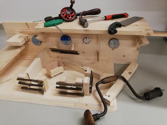 Ein Pferdestall als Raummodell und die Hand-Werkzeuge. | Foto: Elias Steinbeißer