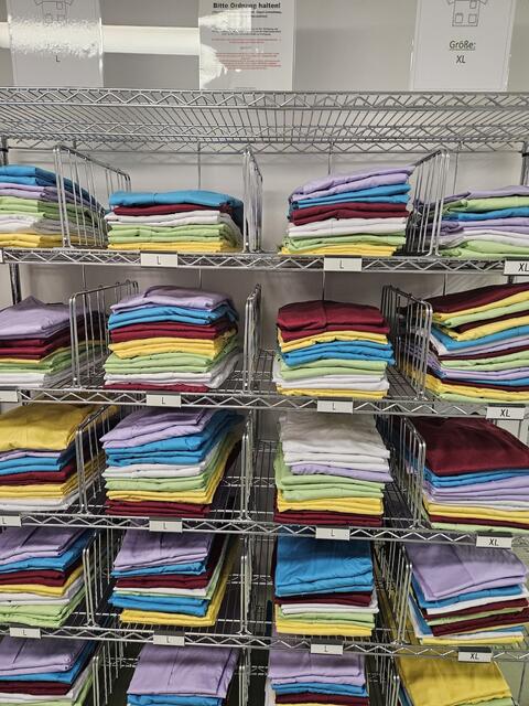 Die Qual der Wahl haben die rund 5.000 Mitarbeitenden am Uniklinikum, wenn es um ihr Dienstoutfit geht. | Foto: Lorenz Consult ZT GmbH