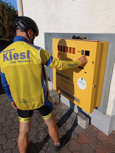 Praktische Pannenhilfe: Bei Radsport Kiesl gibt es rund um die Uhr Ersatz, wenn man einen Patschen hat. | Foto: Radsport Kiesl
