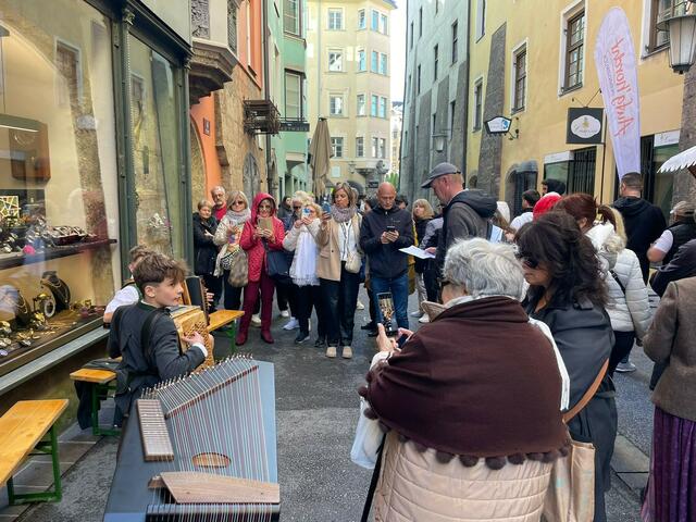 In der Innsbrucker Innenstadt spielten die beiden groß auf. | Foto: Musikschule Voitsberg