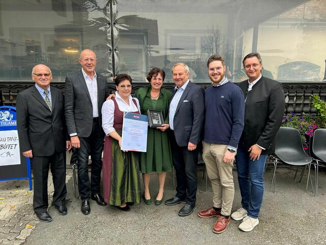Wirtschaftskammer gratulierte Wirtin: Peter Stelzmayer, Werner Muhr, Herta Walits-Guttmann, Anita Wehofer, Helmut Tury, René Pöschlmayer und Regionalstellenleiter Thomas Novoszel (von links). | Foto: Wirtschaftskammer