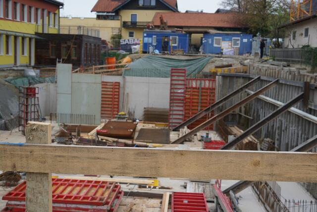 Derzeit noch eine Baustelle: hier entsteht der neue Turnsaal für die Volksschule im Ort. | Foto: Emanuel Hasenauer