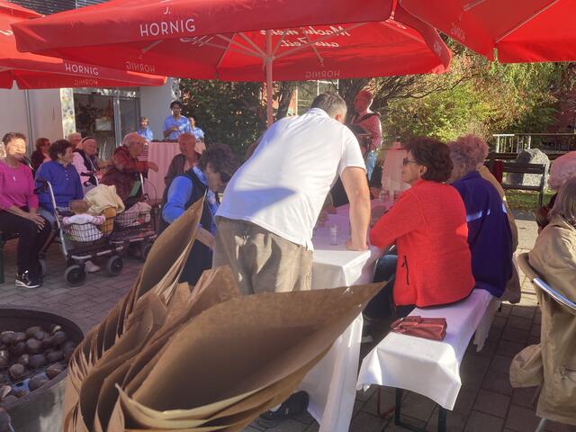 Hausleiter Josef Kurzmann auf Trip von Tisch zu Tisch