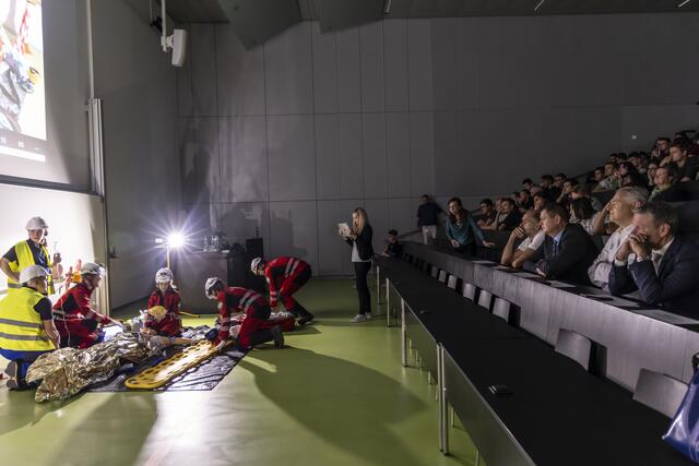 Im abgedunkelten Hörsaal stellte das notfallmedizinische Wettkampfteam sien Können unter Beweis.  | Foto: Lunghammer