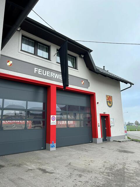 Die schwarze Fahne in St. Ulrich hängt beim Feuerehrdepot. | Foto: Gemeinde St. Ulrich