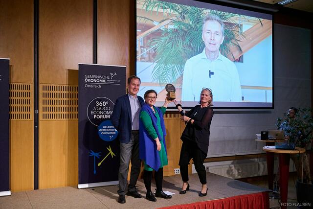 Bild v.l.n.r.: Bundesverband Gemeinwohl-Ökonomie Österreich Obmann Gebhard Moser, Andrea Heistinger (Ernst Gugler, gugler*), 360° NETZWERK-Leiterin Sabine Lehner und per Video-Zuschaltung Preisträger Ernst Gugler © FOTO FLAUSEN | Foto: © GWÖ 360° FORUM, FOTO FLAUSEN