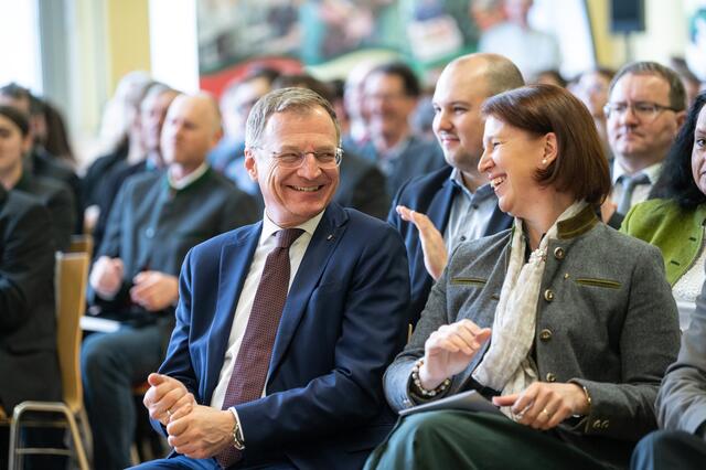 Landeshauptmann Thomas Stelzer und Agrar-Landesrätin Michaela Langer-Weninger investieren mit dem ABZ Waizenkirchen in die Fachkräfte von morgen. | Foto: Land OÖ/Peter Mayr