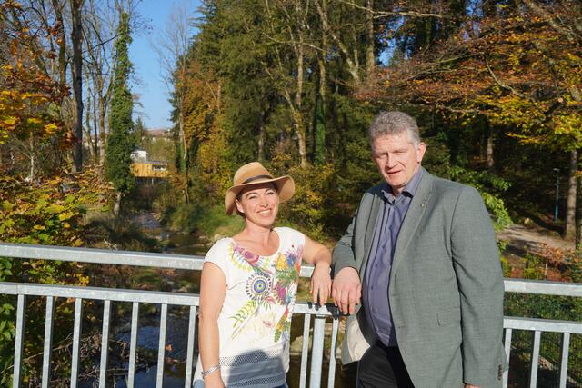 Blühbeauftrage Anita Himmer mit dem Henndorfer Bürgermeister Martin Köllersberger (ÖVP). | Foto: Simon Haslauer