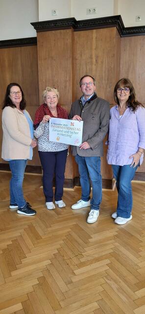 Bezirksvorsteher Nikolaus Ebert gemeinsam mit den ÖVP-Bezirksrätinnen Elisabeth Muth, Verena Sperker und Evi Pohl-Iser MA (v.l.). | Foto: BV Hietzing