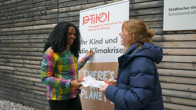 Viele Eltern zeigten Interesse am Thema und freuten sich über die kurze Begegnung beim Bringen ihrer Kinder in den Kindergarten.  | Foto: PHT