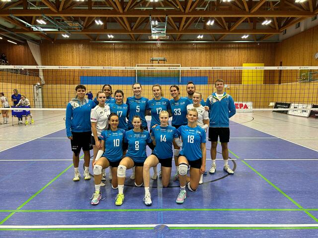 Hintere Reihe v.l.: Lilli De Meersman, Christina Riegler, Soraya Kwakpovwe, Katharina Malcher, Anna Labanovska, Anna Hammarberg, Luise Palenczat, Trainer Tobias Micheli, Anja Hofstetter und Co-Trainer Sebastian Kokes sowie vordere Reihe v.l.: Victoria Höfer, Janine Vogl, Lisa Weindl und Oleksandra Shkarupa. | Foto: UNIONvolleys