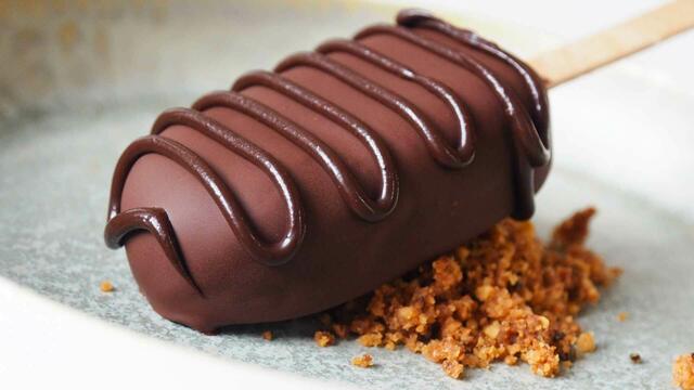 Sieht aus wie ein Magnum, ist ein Tiramisu. Die "Cucinacipriano" lässt nichts so, wie es ist. | Foto: Alessandra D'Intino