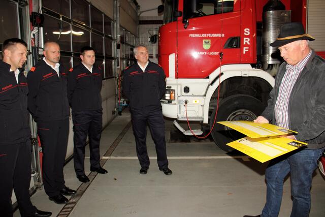 Johann Bernsteiner übergab dem Verantwortlichen der FF Steinberg einen Scheck über 500 Euro. | Foto: Cescutti