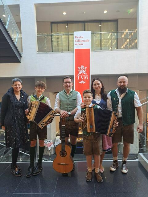 Felix Zwantschko und Lenny lednik eroberten die Innsbrucker Innenstadt. | Foto: Musikschule Voitsberg