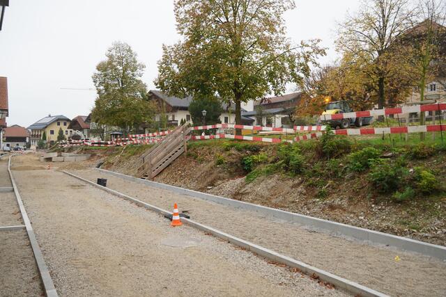 Der Dorfplatz in Michaelbeuern wird komplett erneuert. | Foto: Emanuel Hasenauer