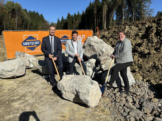 Das Bauprojekt in Goggitsch verläuft im Zeitplan und wird bis Dezember 2024 fertiggestellt. V.l.: Landtagsabgeordneter Wolfgang Dolesch, Bürgermeister Hannes Karner, Landtagsabgeordnete Silvia Karelly. | Foto: MeinBezirk/Barbara Vorraber