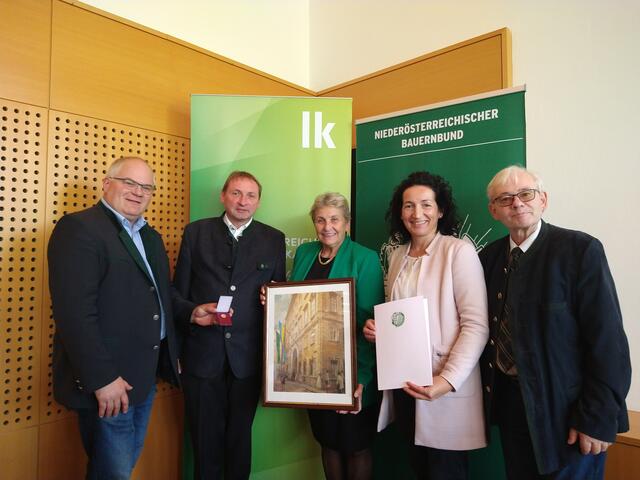 Personen v.l.n.r.: Bezirksbauernkammerobmann Thomas Handler, Teilbezirkbauernratsobmann Gerhard Schweighofer, ÖkR Anni Brandstetter, Landeskammerrätin Waltraud Ungersböck, Teilbezirksbauernkammerobmann Peter Rottensteiner | Foto: Waltraud Ungersböck