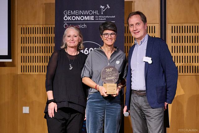 Bild v.l.n.r.: Bundesverband Gemeinwohl-Ökonomie Österreich Obmann Gebhard Moser, Klaudia Fischer (Raiffeisenbank Lech am Arlberg), 360° NETZWERK-Leiterin Sabine Lehner. © FOTO FLAUSEN | Foto: © GWÖ 360° FORUM, FOTO FLAUSEN