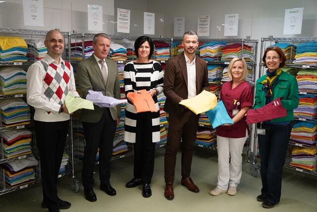 Bei der Präsentation des neuen Bekleidungsraums: Michael Grasser, Alexander Rosenkranz, Gabriele Maierhofer, Michael Kazianschütz, Martina Röthel, Eva Maria Gyergyek (v.l.) | Foto: Valmir Lira / LKH-Univ. Klinikum Graz, deister