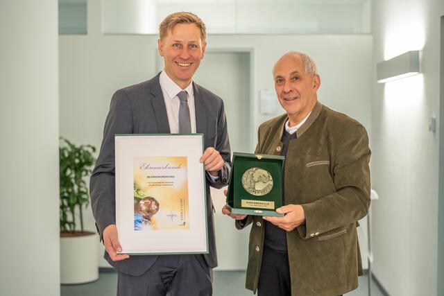Energy Globe- und Energiesparmesse-Erfinder Wolfgang Neumann überreichte die Energy Globe-Ehrenmedaille an MeinBezirk Oberösterreich-Chefredakteur Thomas Winkler für jahrelange Unterstützung der Energy Globe-Mission in Sachen Energieeffizienz und Klimaschutz. | Foto: MeinBezirk Oberösterreich/Siegl
