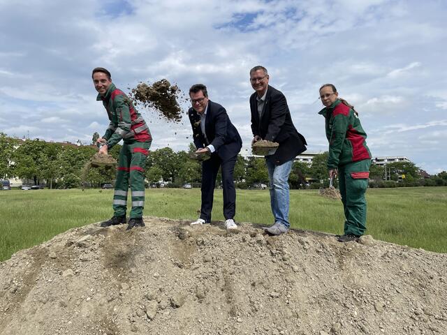 Erst im Frühjahr erfolgte der Spatenstich durch Umweltstadtrat Jürgen Czernohorszky (2.v.l.) und Bezirksvorsteher Georg Papai (2.v.r., beide SPÖ). | Foto: Johannes Reiterits/RMW
