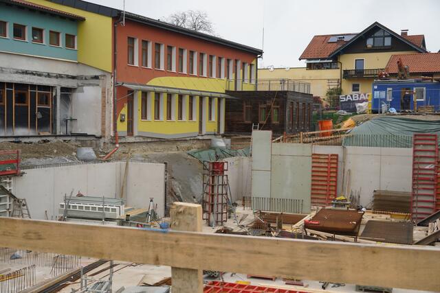 Hier entsteht derzeit der neue Turnsaal in Michaelbeuern. Kostenpunkt: fünf Millionen Euro. | Foto: Emanuel Hasenauer