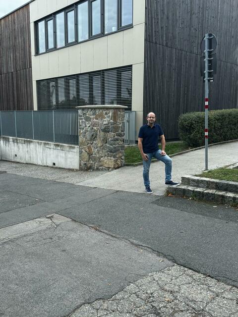 Marcel Höckner von der SPÖ Hietzing möchte einen neuen Schutzweg über die Linienamtsgasse.  | Foto: SPÖ Hietzing