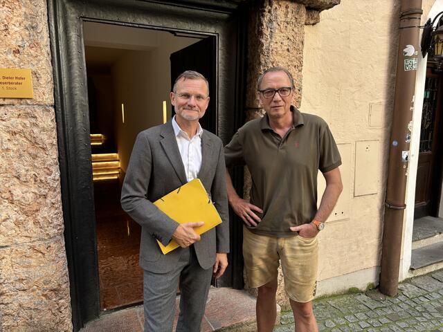 Dieter Hofer, Steuerberater und Miteigentümer eines im Jahr 1365 erstmals erwähnten Gebäudes mit Moritz Schliesselberger, Inhaber des ältesten Geschäfts der Stadt Salzburg und Miteigentümer eines 800 Jahre alten Hauses. Sie fürchten um ihre altehrwürdigen Gebäude, sollten die S-Link-Tunnel unter der Altstadt gebaut werden. | Foto: Schrofner