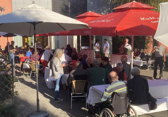 Miteinander bei wärmenden Sonnenstrahlen ...