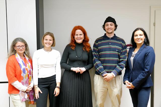 (v.l.) Claudia Mark (Abt. Landessanitätsdirektion), LRin Cornelia Hagele und Amtsärztin Barbara Schmid mit zwei der Studierenden der gewidmeten Medizinstudienplätze. | Foto: © Land Tirol/Krepper