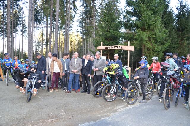 Viele Mountainbikefans kamen zur Eröffnung des Hoftaltrails - auch Landeshauptmann Christopher Drexler (Mitte) war vor Ort.  | Foto: Oblak