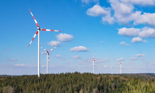 Schon lange wird über einen Windpark am Saurüssel,  ähnlich wie jener in Munderfing (Foto), diskutiert. | Foto: Daniel Scharinger