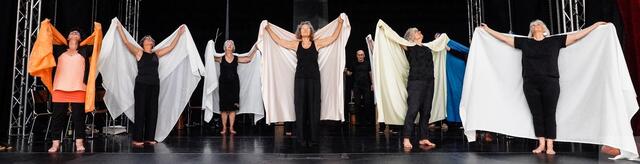 Auf dem Programm stehen Performances, die zum Nachdenken anregen sollen.  | Foto: Eva Hölbling