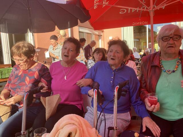 Mitgesungen und geschunkelt ...
Ingrid reißt alle mit!