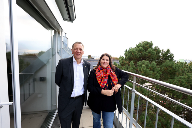 Vizebürgermeisterin und Wohnbaustadträtin Kathrin Gaál und Bezirksvorsteher Thomas Steinhart (beide SPÖ) besuchten den Salvador-Allende-Hof. | Foto: Stadt Wien/Martin Votava