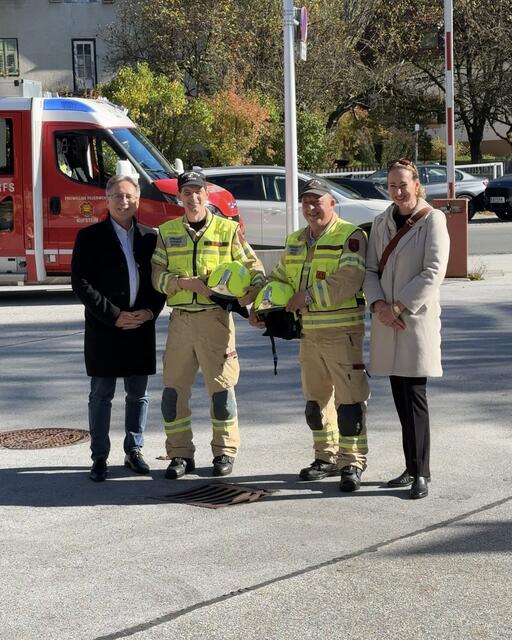 Bürgermeister Martin Krummschnabel und Stadtamtsdirektorin Fiona Primus haben die Helme an (v.l.n.r.) Kommandant Gregor Held und Kommandant Stellvertreter Hans-Peter Wohlschlager überreicht. | Foto: Feuerwehr Kufstein