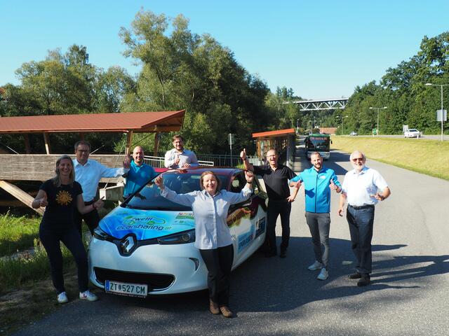 Manuela Raidl-Zeller von Sonnentor,
Manfred Füxl von der Waldviertler Sparkasse,
Alexander Dürr von Brantner-Dürr, Obmann Bernhard Thaler, Mobilitätsberaterin Renate Brandner-Weiß, Thomas Kolm vom Autohaus Kolm, Christoph Spitaler von der WEB Windenergie und Gründungsobmann Herbert Grulich (v.l.) | Foto: Bruno Gorski