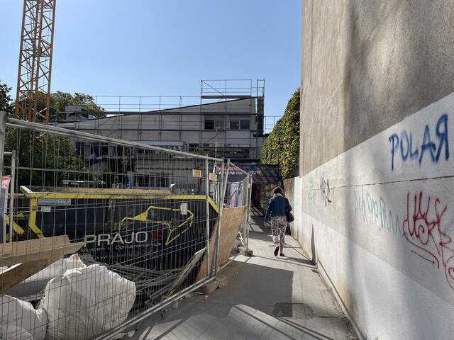Vorbei an der Baustelle zu den Geschäften.  | Foto: Lisa Kammann