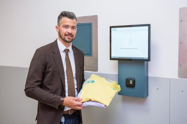 Holte sich Anreize in Krankenanstalten sowohl innerhalb Österreichs als auch in Deutschland und der Schweiz, um die Dienstbekleidung der Uniklinik neu zu organisieren: Michael Kazianschütz, Bereichsleiter Logistik und Supply Chain Management. | Foto: Universitätsklinikum Graz